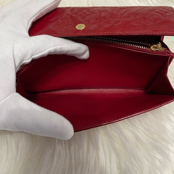 SOLD Beautiful Louis Vuitton Sarah Wallet - Picture 12 of 12